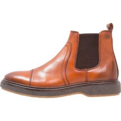 Base London ZOOT Botki tan. Buty zimowe męskie marki Base London. W wyprzedaży za 559.20 zł.
