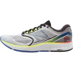 New Balance M 890 LONDON Obuwie do biegania treningowe white. Buty do biegania męskie marki New Balance. W wyprzedaży za 439.20 zł.