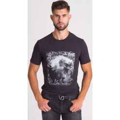 T-SHIRT REGULAR FIT EA7 EMPORIO ARMANI. Szare t-shirty męskie EA7 Emporio Armani, l, bez wzorów, bez kołnierzyka, bez ramiączek. Za 199.50 zł.