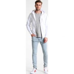 Sail Racing BOWMAN ZIP HOOD Bluza rozpinana white. Białe bluzy rozpinane męskie Sail Racing, z bawełny. Za 529.00 zł.