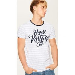 T-shirt z napisem - Wielobarwn. Szare t-shirty męskie House, z napisami. W wyprzedaży za 29.99 zł.