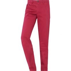 Editions MR REMI PANTS Spodnie materiałowe raspberry. Czerwone spodnie na co dzień męskie Editions MR, z bawełny. Za 739.00 zł.