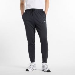 Spodnie męskie New Balance MP51905BK – czarne. Czarne długie spodnie sportowe męskie New Balance, bez wzorów, z materiału, na fitness i siłownię. Za 199.99 zł.