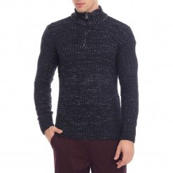 Sweter w kolorze granatowym. Niebieskie swetry męskie RNT23, ze stójką. W wyprzedaży za 69.95 zł.