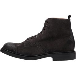 N.d.c. BROCK HIGH Botki sznurowane nero/winter smoke. Sztyblety męskie marki n.d.c. W wyprzedaży za 894.50 zł.