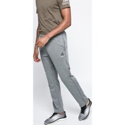 Reebok - Spodnie. Długie spodnie sportowe męskie marki Reebok. W wyprzedaży za 119.90 zł.