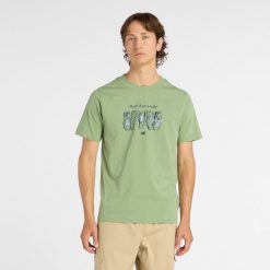 Koszulka męska New Balance MT61778SAAR – zielona. Zielone t-shirty sportowe męskie New Balance, l, z aplikacjami, z dresówki, klasyczne, bez ramiączek. Za 149.99 zł.