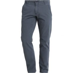 DOCKERS ALPHA NEW Spodnie materiałowe ombre blue. Niebieskie spodnie na co dzień męskie DOCKERS, z bawełny. Za 399.00 zł.