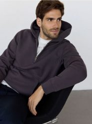 Bawełniana bluza z kapturem - fioletowy. Fioletowe bluzy nierozpinane męskie Reserved, l, bez wzorów, z bawełny, bez ramiączek, z kapturem. W wyprzedaży za 69.99 zł.