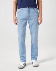 WRANGLER MĘSKIE SPODNIE REGULAR FIT DESERT OASIS 112351219 W154017980. Niebieskie jeansy męskie Wrangler, bez wzorów, z bawełny, eleganckie, długie. W wyprzedaży za 119.99 zł.