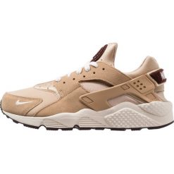 Nike Sportswear AIR HUARACHE RUN PRM Sneakersy niskie desert/sail/burgundy ash/royal tint. Buty do biegania męskie marki Nike Sportswear. Za 529.00 zł.