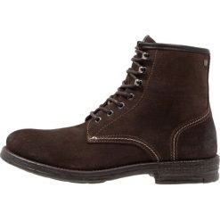 Replay TREL Botki sznurowane dark brown. Buty zimowe męskie marki Replay. W wyprzedaży za 454.30 zł.