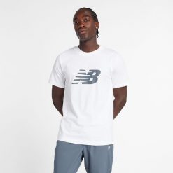 Koszulka męska New Balance MT43906WT – biała. Białe t-shirty sportowe męskie New Balance, m, bez wzorów, z materiału, klasyczne, bez ramiączek. Za 79.99 zł.