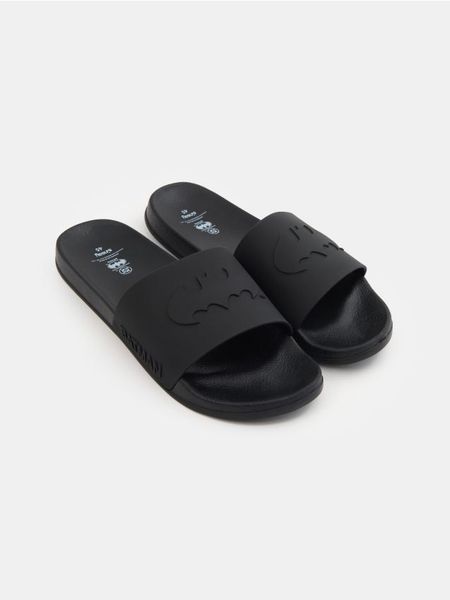 Klapki Batman - czarny. Czarne klapki i japonki męskie Sinsay, bez wzorów. Za 39.99 zł.