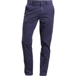 BOSS CASUAL SCHINO Chinosy dark blue. Eleganckie spodnie męskie marki BOSS CASUAL. W wyprzedaży za 399.20 zł.