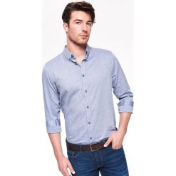 KOSZULA MĘSKA TYPU OXFORD Z NADRUKIEM O DOPASOWANYM KROJU. Koszule męskie TOP SECRET. W wyprzedaży za 39.99 zł.