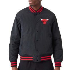 Kurtka uniwersalna męska New Era Nba Chicago Bulls Script. Czerwone kurtki męskie New Era, m, bez wzorów, klasyczne, bez ramiączek, bez kaptura. W wyprzedaży za 362.75 zł.