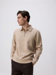 Bluza z kołnierzem - brązowy. Brązowe bluzy nierozpinane męskie Reserved, l, bez wzorów, z dzianiny, bez ramiączek, bez kaptura. W wyprzedaży za 89.99 zł.