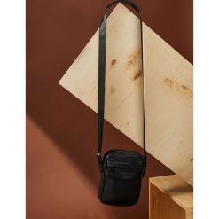 TOREBKA MĘSKA NA RAMIĘ Z NADRUKIEM TYPU LISTONOSZKA. Torby męskie na ramię marki TOP SECRET. W wyprzedaży za 49.99 zł.