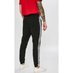 Adidas Originals - Spodnie Warm-up. Długie spodnie sportowe męskie marki Adidas Originals. W wyprzedaży za 259.90 zł.