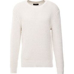 AllSaints KEE CREW Sweter ecru white. Białe kardigany męskie marki AllSaints, z bawełny. W wyprzedaży za 359.25 zł.