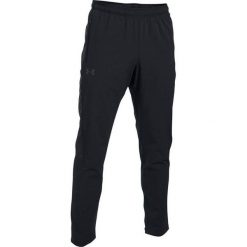 Spodnie w kolorze czarnym. Długie spodnie sportowe męskie marki Under Armour. W wyprzedaży za 199.95 zł.