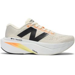 Buty męskie New Balance FuelCell SuperComp Trainer v3 MRCXCA4 – beżowe. Brązowe buty do biegania męskie New Balance, bez wzorów, z gumy, bez zapięcia, do biegania. Za 799.99 zł.