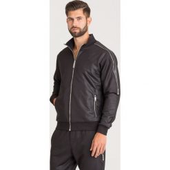 BLUZA TORNE JOHN RICHMOND. Czarne bluzy rozpinane męskie John Richmond, l, bez wzorów, z materiału, bez ramiączek, bez kaptura. Za 1,519.00 zł.