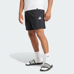 Szorty Essentials Small Logo Chelsea. Białe szorty sportowe męskie ADIDAS, bez wzorów, z materiału, sportowe. Za 119.00 zł.