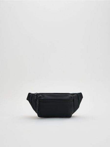 Saszetka nerka - czarny. Czarne saszetki męskie Reserved, bez wzorów, małe. W wyprzedaży za 45.99 zł.