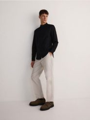 Koszula slim z bawełny oxford - czarny. Czarne koszule męskie Reserved, l, bez wzorów, z bawełny, bez kołnierzyka, bez ramiączek. W wyprzedaży za 69.99 zł.