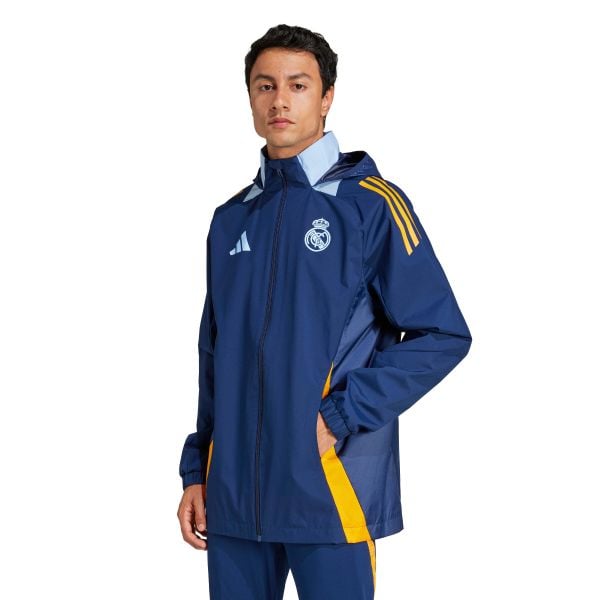 Kurtka wodoodporna Real Madrid Tiro 2024/25 Competition. Brązowe kurtki męskie ADIDAS, bez wzorów, sportowe, bez ramiączek, bez kaptura. W wyprzedaży za 297.00 zł.