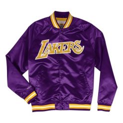 Lekka satynowa kurtka Los Angeles Lakers. Fioletowe kurtki męskie Mitchell & Ness, bez wzorów, z satyny, sportowe, bez ramiączek, bez kaptura. Za 466.50 zł.