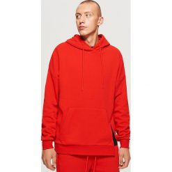 Czerwona bluza z kapturem - Czerwony. Bluzy nierozpinane męskie marki Cropp. W wyprzedaży za 89.99 zł.