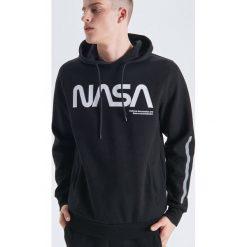 Bluza z odblaskowym nadrukiem kolekcja Nasa - Czarny. Bluzy nierozpinane męskie marki Cropp. Za 129.99 zł.