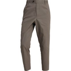 AllSaints KATO TROUSER Chinosy khaki green. Eleganckie spodnie męskie marki AllSaints. Za 529.00 zł.