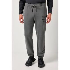 Męska Spodnie dresowe fitness krój podstawowy do rozm. 7XL. Szare spodnie dresowe męskie JAY-PI, bez wzorów, z bawełny. W wyprzedaży za 223.99 zł.