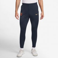 Spodnie Nike FC Barcelona DF Strike KPZ FJ5401-451. Długie spodnie sportowe męskie Nike, bez wzorów. Za 257.55 zł.