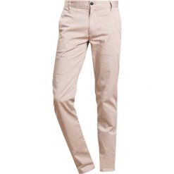 Emporio Armani Chinosy oxford beige. Eleganckie spodnie męskie marki Emporio Armani. W wyprzedaży za 379.50 zł.
