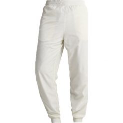 Wood Wood ROBBY Spodnie treningowe offwhite. Długie spodnie sportowe męskie Wood Wood. W wyprzedaży za 344.50 zł.