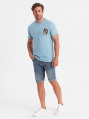 T-shirt męski bawełniany z nadrukiem na klatce piersiowej - jasnoniebieski V2 - Rozmiar: M. Niebieskie t-shirty męskie Ombre Clothing, m, bez wzorów, z bawełny, bez kołnierzyka, bez ramiączek. W wyprzedaży za 19.99 zł.