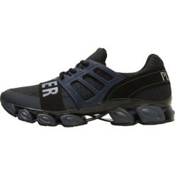 Plein Sport YOU TURN ME ON RUNNER Sneakersy niskie navy. Niebieskie buty sportowe na co dzień męskie Plein Sport, z materiału, sportowe. Za 929.00 zł.