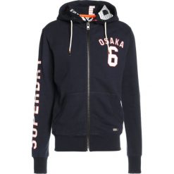 Superdry LINED OSAKA ZIPHOOD Bluza rozpinana stadium navy. Bluzy rozpinane męskie marki Superdry. W wyprzedaży za 343.20 zł.