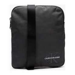 Calvin Klein Torba Monogram Nylon Micro Flatpack , granatowy, rozmiar ONE SIZE. Niebieskie torby męskie na ramię Calvin Klein, bez wzorów, z materiału, klasyczne, małe. Za 229.99 zł.