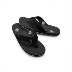 Japonki plażowe męskie Volcom Victor. Czarne klapki i japonki męskie Volcom, bez wzorów. W wyprzedaży za 140.50 zł.