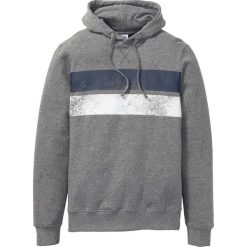 Bluza z kapturem i nadrukiem bonprix szary melanż. Bluzy nierozpinane męskie bonprix. Za 54.99 zł.