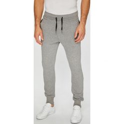 Brave Soul - Spodnie. Szare spodnie na co dzień męskie Brave Soul, bez wzorów, z bawełny, casualowe. W wyprzedaży za 59.90 zł.