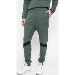 Reebok - Spodnie. Długie spodnie sportowe męskie marki Reebok. Za 229.90 zł.