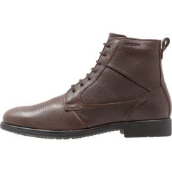 Geox JAYLON Botki sznurowane coffee. Sztyblety męskie Geox. W wyprzedaży za 413.10 zł.