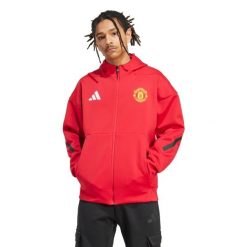 Bluza z kapturem Manchester United Z.N.E. 2025/26. Czerwone bluzy nierozpinane męskie ADIDAS, bez wzorów, sportowe, bez ramiączek, z kapturem. W wyprzedaży za 382.50 zł.
